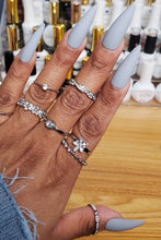 Load image into Gallery viewer, Concrete beauty